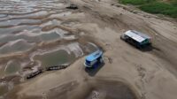 permukaan-air-di-sungai-sungai-yang-mengalir-melalui-hutan-hujan-amazon-yang-luas-telah-menurun-setelah-kekeringan-yang-memeca-4_169