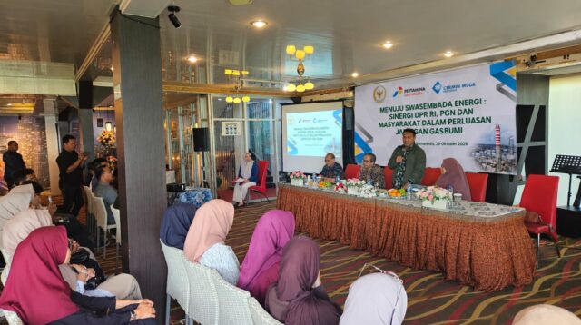 Anggota DPR RI Komisi XII Syafruddin saat menjadi pemateri dalam kegiatan diskusi pengembangan gas bumi untuk mendukung ketahanan energi nasional.
