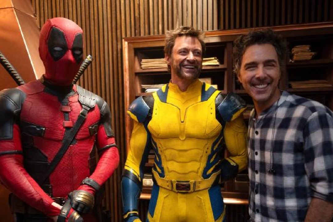 (kiri-kanan) Ryan Reynolds sebagai Deadpool/Wade Wilson, Hugh Jackman sebagai Wolverine/Logan, dan sutradara Shawn Levy di balik layar film Deadpool & Wolverine. Dok. Marvel Studios.